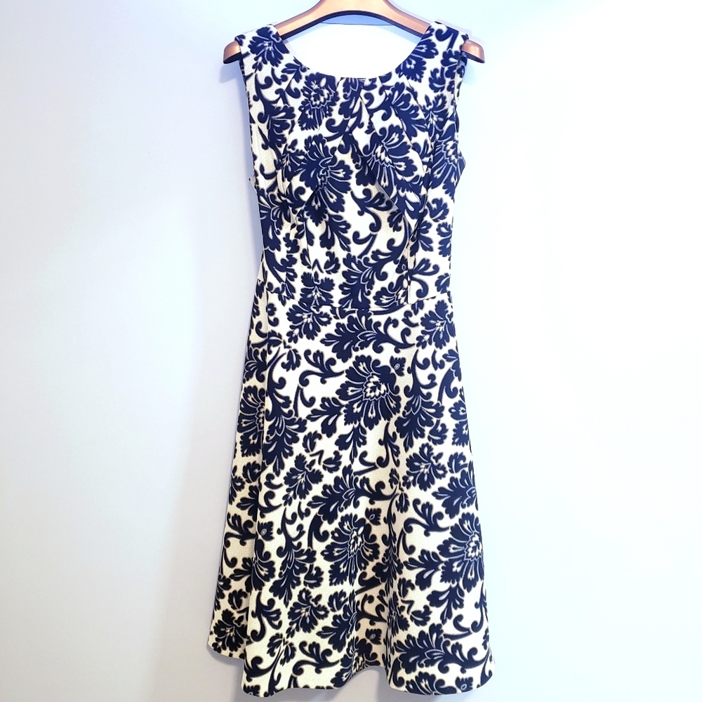 SUPER FLATTERING structured skater dress w/ pleats